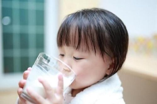 Trẻ uống sữa trước khi ngủ tốt hay hại?