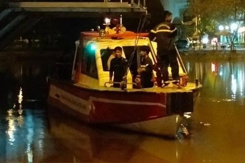 Tìm kiếm người đàn ông đuối nước do nhảy rạch vớt cano đồ chơi