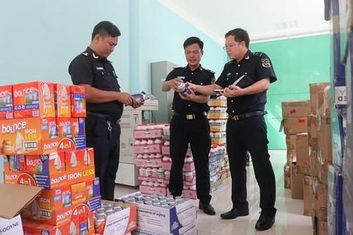 Hơn 2,4 tấn hàng bách hóa bị 'rút ruột' trước khi qua cửa khẩu