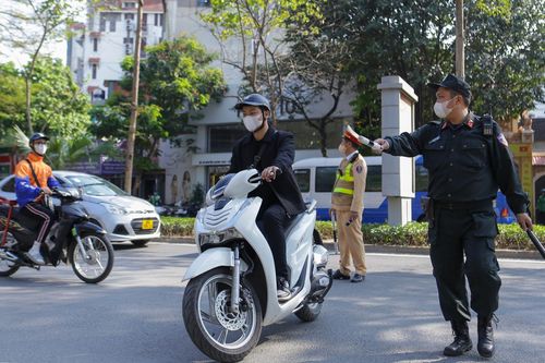 Đuổi theo tài xế vứt gói màu trắng ra đường, phát hiện người đi xe mang ma túy