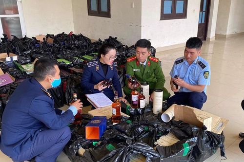 Quảng Bình: Bắt 'xe thư báo' vận chuyển hàng nghìn chai rượu 'ngoại'