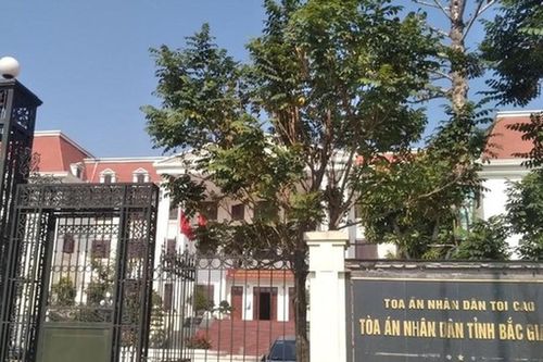 Làm rõ vụ việc một cụ ông mang xăng tới đốt tại tòa án tỉnh Bắc Giang