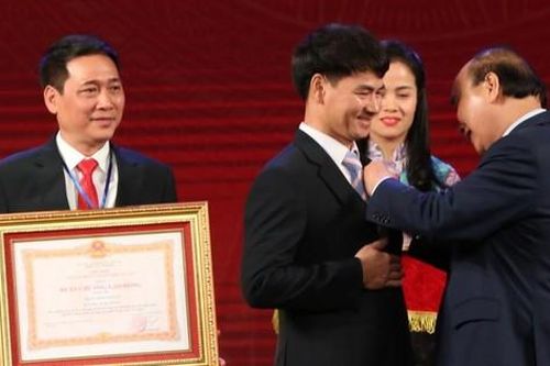 Chủ tịch nước trao huân chương cho NSƯT Xuân Bắc và Nhà hát Kịch Việt Nam