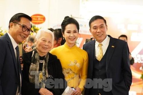 Quốc Khánh, Trọng Trinh và dàn nghệ sĩ nổi tiếng Nhà hát Kịch Việt Nam