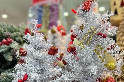Nhiều người chọn mua đồ trang trí Noel 'made in Việt Nam'