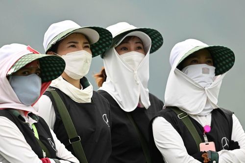 Hành động của golfer trên sân khiến nữ caddie hốt hoảng
