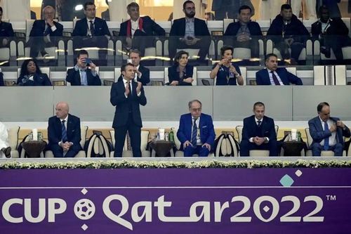 Tổng thống Pháp Macron xuất hiện trên khán đài, tự hào khi Pháp lọt vào chung kết World Cup