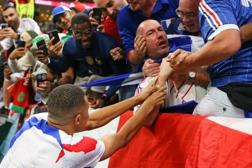 Mbappe có hành động đẹp sau khi sút bóng trúng mặt cổ động viên