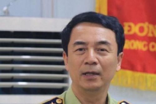 Cựu cán bộ quản lý thị trường Trần Hùng bị cáo buộc nhận 300 triệu đồng trong vụ buôn sách giả