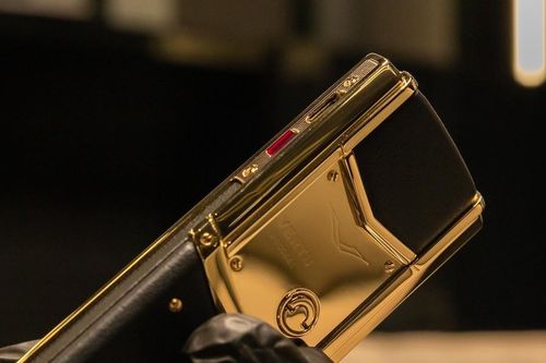 Vertu Signature V Pure Black Full Gold có giá gần 2,3 tỷ đồng, là chiếc điện thoại đắt nhất Việt Nam