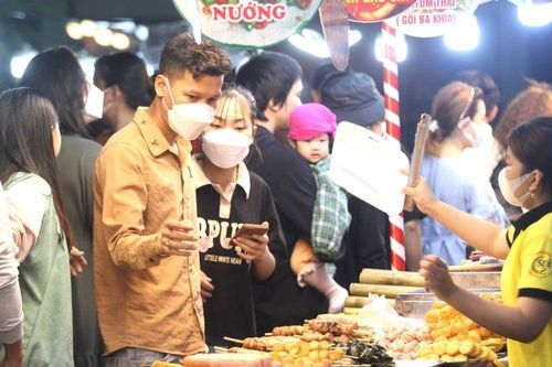 Hàng nghìn người đổ về lễ hội ẩm thực quy mô lớn tại Bình Dương