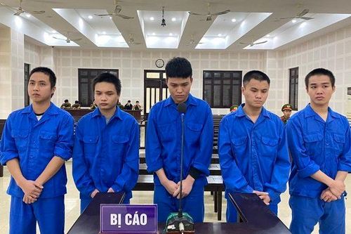 Nam thanh niên bị đánh nhập viện vì hôn tay nữ nhân viên rót bia