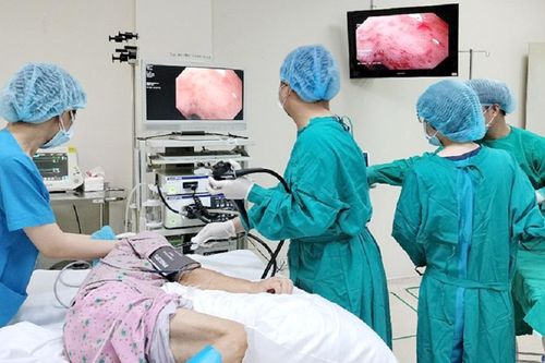 Cứu cụ bà 'miệng nôn, trôn tháo' ra máu vì bệnh lý hiếm gặp