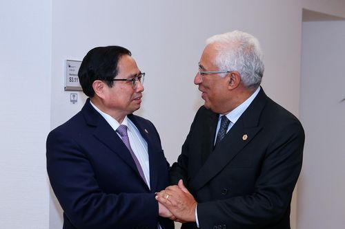 Những cái bắt tay hợp tác bên lề Hội nghị cấp cao ASEAN - EU