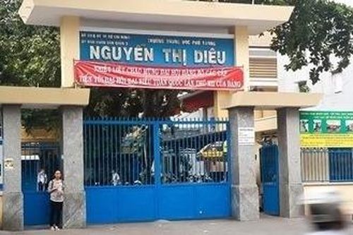 Xô xát với bảo vệ, văng tục với cô giáo, thầy tiếng Anh nước ngoài bị thay thế