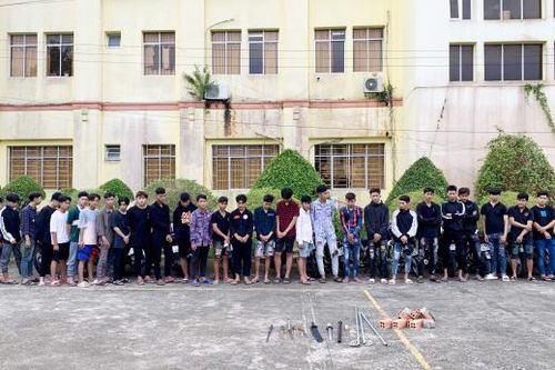 Ngăn chặn 30 thanh thiếu niên mang hung khí tự chế đi giải quyết mâu thuẫn