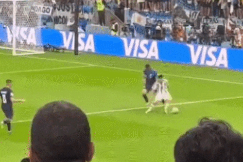 Phản ứng của trung vệ Croatia sau khi bị Messi qua mặt
