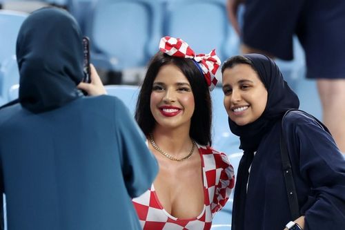 Mặc lệnh cấm, quần đùi, áo crop top vẫn xuất hiện tại World Cup 2022