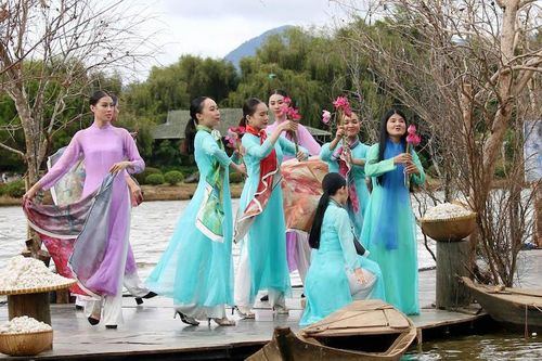 Bộ sưu tập trên nền lụa Bảo Lộc làm say đắm lòng người