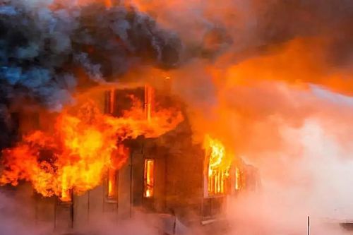 Chung cư bùng cháy lúc rạng sáng, 10 người thiệt mạng, nhiều người nguy kịch