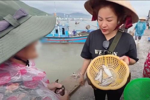 Thúy Nga nói gì khi bị chỉ trích không tôn trọng bà cụ nghèo khi làm từ thiện?