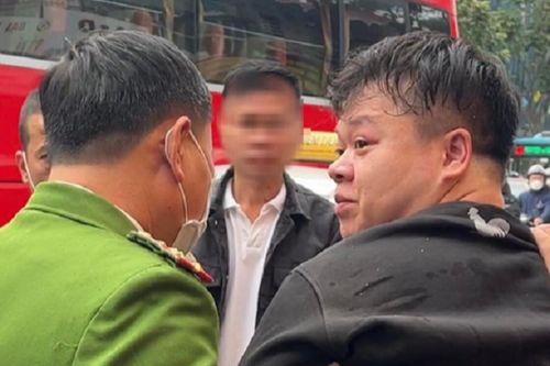 Sau va chạm giao thông, nam thanh niên dùng vật giống súng đe dọa đối phương