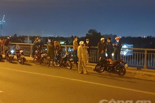 Nghi bị gia đình bạn gái ngăn cấm, thanh niên nhảy sông Sài Gòn tự tử