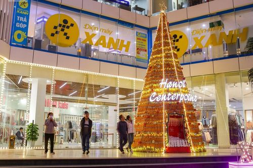 Độc đáo cây thông Noel vàng ruộm làm từ 8.000 bắp ngô