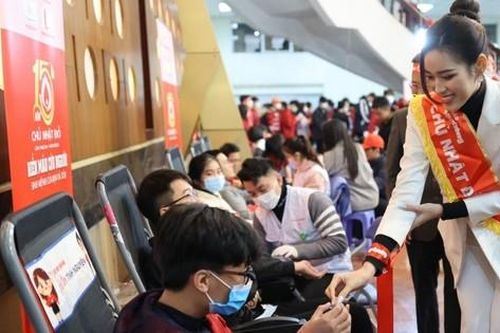 Hoa hậu Đỗ Thị Hà ủng hộ tinh thần hiến máu của các bạn trẻ trong sự kiện Chủ Nhật Đỏ
