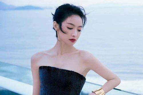 Dàn sao nữ mặc gợi cảm dù thời tiết lạnh