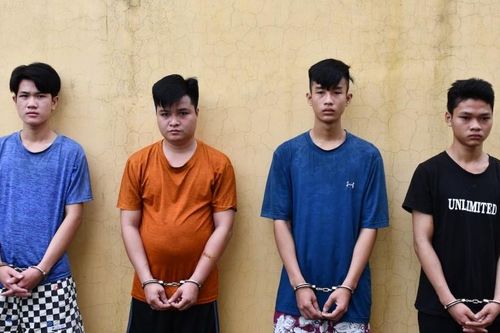 Người đàn ông rủ bạn chém tình địch nhập viện