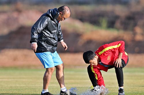 Ông Park vất vả tát nước trên sân tập Lào