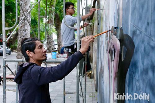 Phục hồi, sửa chữa các bức tranh tại phố bích họa Phùng Hưng