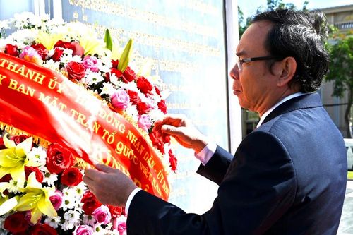 Đoàn đại biểu cấp cao TPHCM dâng hoa tại Tượng đài cố Quốc vương Norodom Sihanouk và Đài hữu nghị Việt Nam - Campuchia
