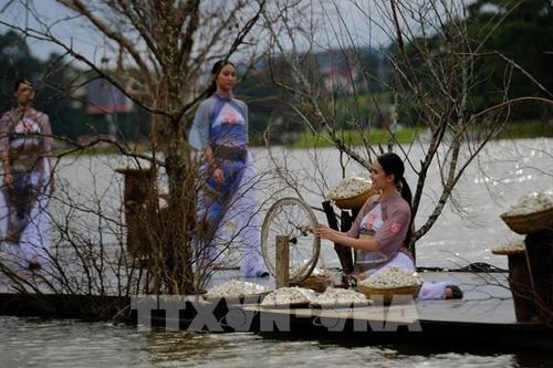 Festival hoa Đà Lạt 2022: Lụa Bảo Lộc 'bay' trên sân khấu nổi ở hồ Xuân Hương