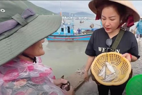 Danh hài Thúy Nga nói gì khi gây tranh cãi chuyện làm từ thiện?