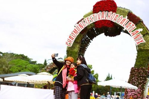 Người dân nô nức checkin tại Festival Hoa Đà Lạt 2022