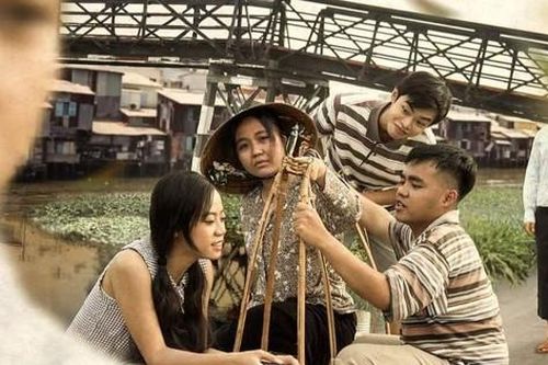 Tình người Sài Gòn qua lăng kính kịch nghệ 'Lá Hát Như Mưa' của sinh viên báo chí