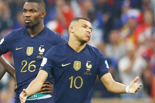 Mbappe thất vọng khi đồng đội đá hỏng luân lưu