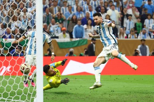 Argentina có 13 cầu thủ trên sân khi Messi ghi bàn