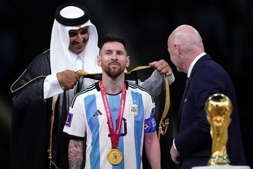 Phản ứng trái chiều về chiếc áo choàng Messi mặc khi nâng cúp