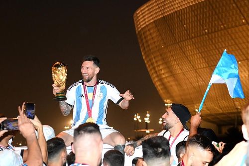 Messi cầm cúp vàng nhảy tưng bừng trong phòng thay đồ