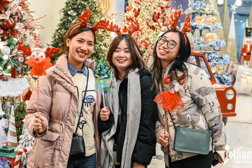 Loạt điểm check-in Giáng sinh 'triệu like' ở phố cổ Hà Nội