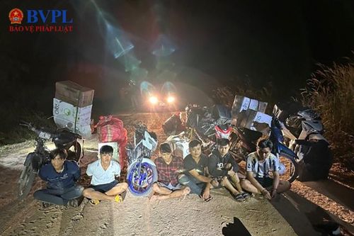 Nhóm 'quái xế' lợi dụng đêm tối chở gần 15.000 bao thuốc lá lậu
