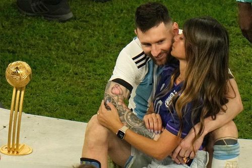 Hình ảnh Messi ôm vợ con mừng vô địch World Cup dậy sóng cộng đồng mạng