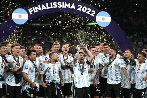 Ronaldo và Messi : Ai xuất sắc hơn?