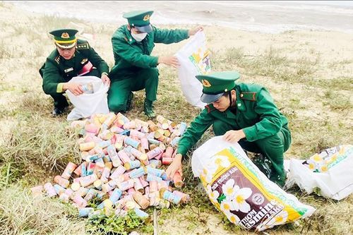 Gần 830 hộp thuốc lá không rõ nguồn gốc trôi dạt vào bờ biển Quảng Bình