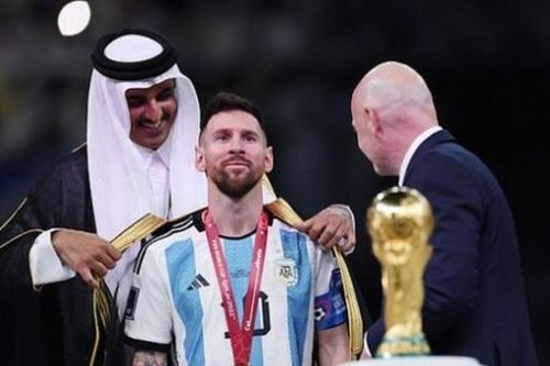 Giải mã ý nghĩa chiếc áo choàng đen được Messi khoác khi vô địch World Cup 2022