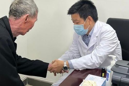 Mắc căn bệnh 'ngứa phát điên', da cụ ông sần sùi như khúc gỗ