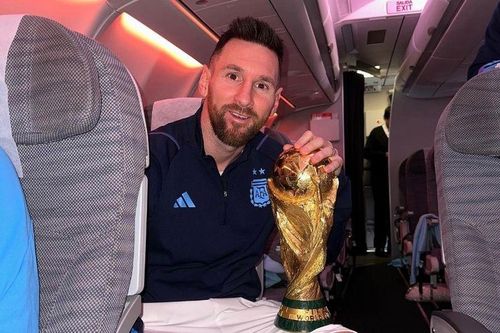 Messi về nước trễ, hàng chục nghìn người lên mạng ngóng chờ